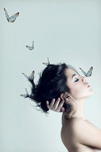 99px.ru аватар Девушка и бабочки, слетающиеся на отблеск ее черных волос