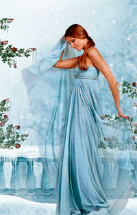 99px.ru аватар Шатенка с длинными волосами в голубом длинном платье стоит на террасе на фоне цветущих роз