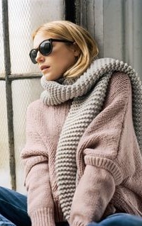 Аватар вконтакте Dree Hemingway / Дри Хемингуэй сидит на подоконнике в темных очках, фотограф Bruce Weber / Брюс Вебер