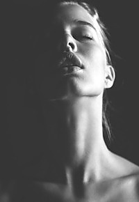 99px.ru аватар Чувственные губы и длинная шея девушки, отдавшейся во власть своих чувств и эмоций