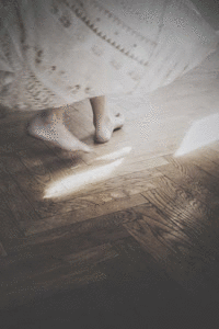 99px.ru аватар Девушка в длинной юбке танцует босиком на паркетном полу