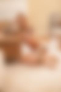 Аватар вконтакте Обнаженная девушка в татуировках сидит на ковре