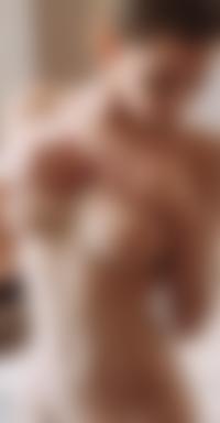 Аватар вконтакте Обнаженная девушка держит руки на груди