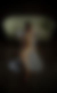 Аватар вконтакте Девушка сидит на полу, облокотившись на диванчик, фотограф Мочульский Леонид