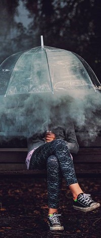 99px.ru аватар Девушка сидит под зонтом с облаком