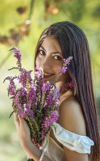 Аватар вконтакте Улыбающаяся девушка с букетом цветов, фотограф Мочульский Леонид