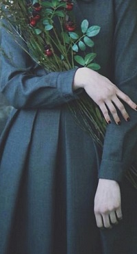 99px.ru аватар Девушка прижала рукой цветы, фотограф monia merlo