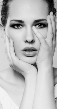 Аватар вконтакте Модель Tamara B держит руки у лица, фотограф sagaj