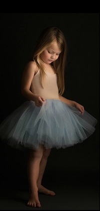 99px.ru аватар Маленькая босая девочка в балетной пачке на темном фоне
