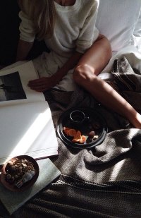 99px.ru аватар Девушка в кровати с книгой и завтраком