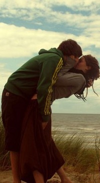 99px.ru аватар Парень целуется с девушкой на фоне природы