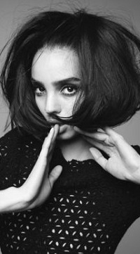 Аватар вконтакте Девушка брюнетка держит руки у лица, фотограф Бенджамин Внук