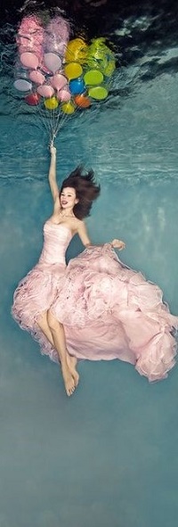 99px.ru аватар Девушка в розовом платье с воздушными шарами под водой