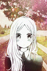 Аватар вконтакте Смущенная Суйрэн Шибазэки / Suiren Shibazeki, вырезанная из манги Каждый день бабочки / Hibi Chouchou, на фоне сада с цветущей сакурой