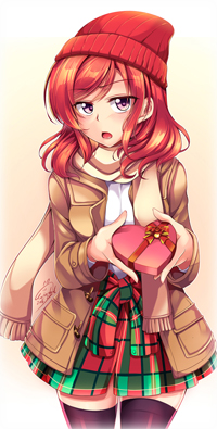 99px.ru аватар Девушка в шапочке держит в руке коробочку конфет в виде сердца