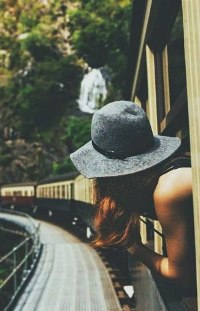 99px.ru аватар Девушка в шляпе выглядывает из окна поезда