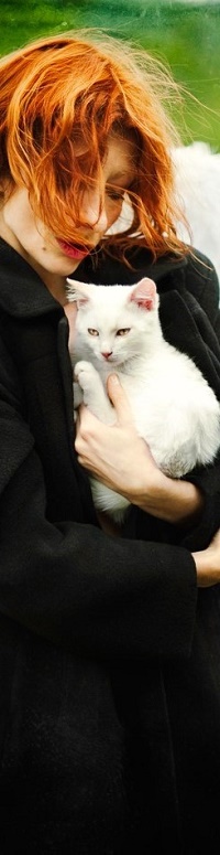 Аватар вконтакте Рыжеволосая девушка с белой кошкой, by MiraNedyalkova