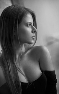 99px.ru аватар Девушка смотрит в сторону, фотограф Mindaugas Navickas