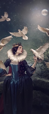 99px.ru аватар Девушка в короне стоит в окружении голубей, by CindysArt