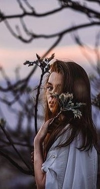 Аватар вконтакте Девушка с веточкой стоит у дерева
