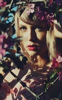 Аватар вконтакте Девушка стоит за ветками с цветами, фотограф Anastasia Volkova