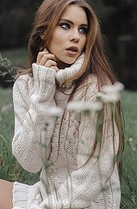 Аватар вконтакте Модель Tiziana Di Garbo сидит на траве