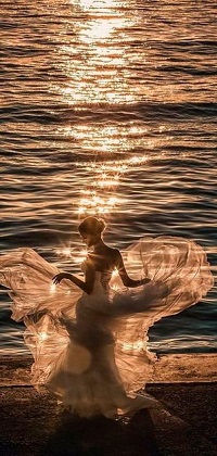 99px.ru аватар Девушка в развевающемся платье стоит у моря в лучах лунного света, фотограф Serhat YartasД±