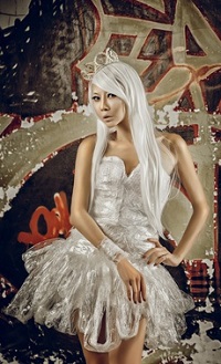 99px.ru аватар Девушка-азиатка с короной на голове на фоне графити