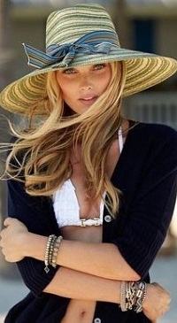 99px.ru аватар Блондинка в шляпе и с браслетами на руках