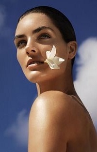 Аватар вконтакте Модель Хилари Рода с лилией во рту