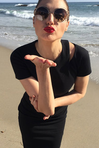 Аватар вконтакте Израильская актриса и модель Gal Gadot / Галь Гадот в черном платье, в солнцезащитных очках