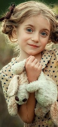 Аватар вконтакте Девочка с игрушкой в руке