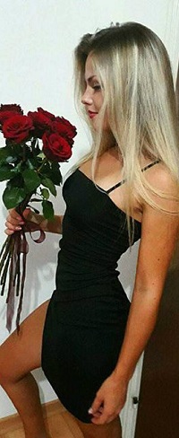 Аватар вконтакте Блондинка с красными розами