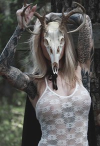 99px.ru аватар Девушка с татуировками и черепом животного в кружевном белье среди леса