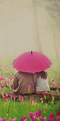 Аватар вконтакте Парень с девушкой сидят на бревне под красным зонтом в весеннем парке