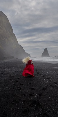 99px.ru аватар Блондинка в красном платье бежит по берегу моря в пасмурный день