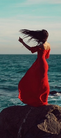 99px.ru аватар Девушка в длинном красном платье стоит на фоне моря. Фотограф Sus Blanco