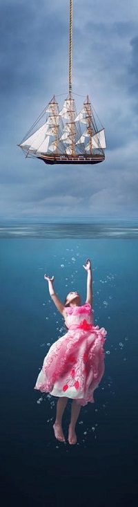 99px.ru аватар Девочка под водой тянет руки к паруснику над ней, by MahmoudElkourd