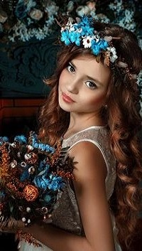 Аватар вконтакте Девушка в венке с букетом цветов в руках