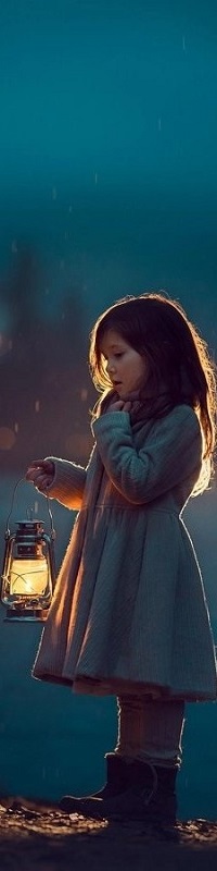Аватар вконтакте Девочка с горящим фонарем в руке