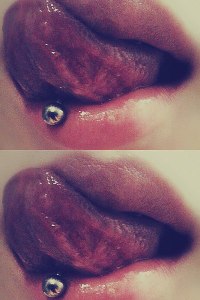 Аватар вконтакте Девушка с пирсингом в языке облизывает губы