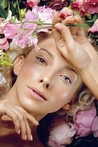 99px.ru аватар Девушка с цветами в руке