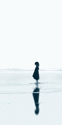 99px.ru аватар Маленькая девочка стоит на песчаной отмели на берегу моря