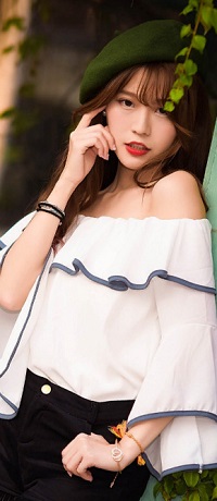 Аватар вконтакте Девушка азиатка в берете и белой блузке