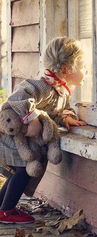 99px.ru аватар Девочка с игрушечным мишкой в руке смотрит в окно
