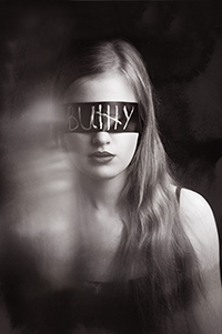 99px.ru аватар Девушка с повязкой на глазах с надписью вижу, фотограф Кабыжакова Валерия