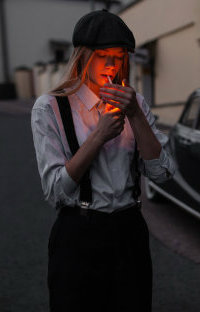 99px.ru аватар Девушка в рубашке, брюках и фуражке прикуривает сигарету
