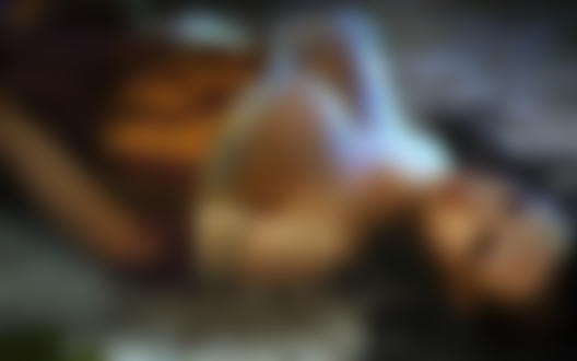 Обои для рабочего стола Девушка с полуобнажённой грудью