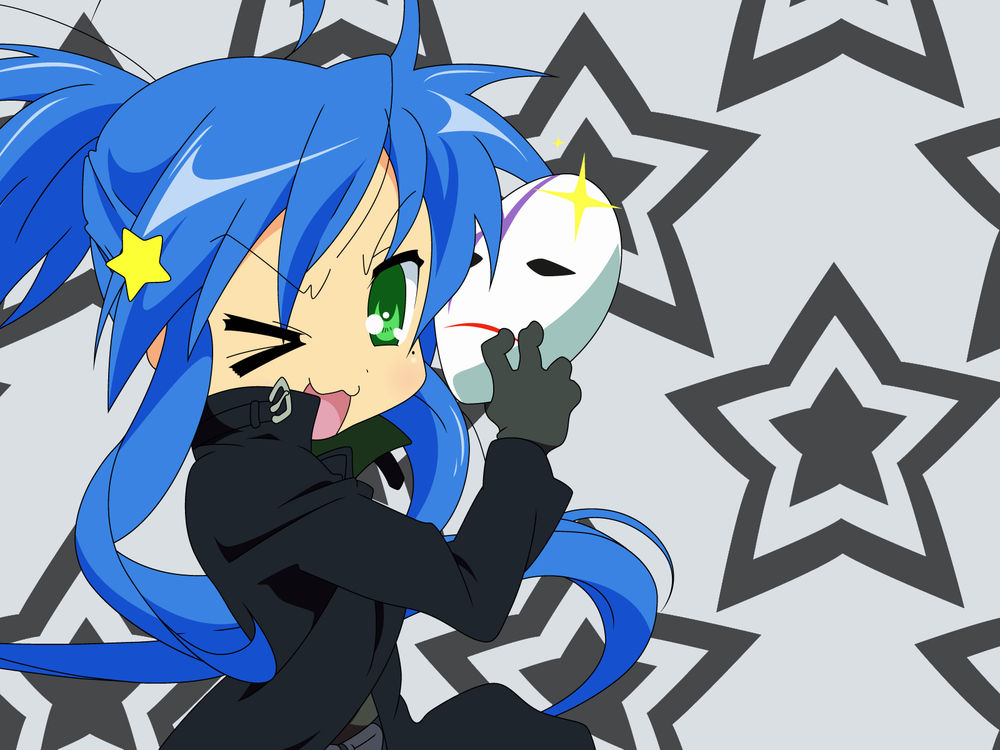 Обои для рабочего стола Подмигивающая Кона-тян / Коната Изуми / Konata Izumi из аниме Счастливая звезда / Lucky Star в черном плаще, с маской в руке, косплеит Хэя / Hei из аниме Темнее черного / Darker than Black