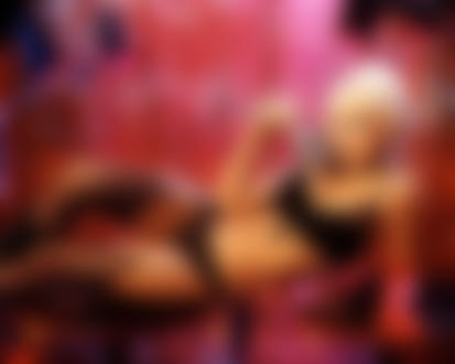 Обои на рабочий стол Christina Aguilera / Кристина Агилера в нижнем белье держит микрофон, собираясь спеть